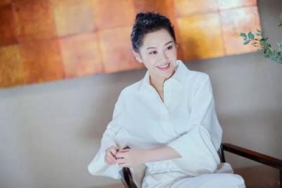 ​父亲是贺龙的警卫员，母亲是舞蹈队队长，许晴，其实很多人羡慕你