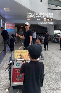 ​64岁侯长荣与两个外孙穿亲子装，家中装修古朴典雅，照片墙亮眼！