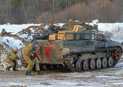 ​新兵被老兵欺负后发狂，拿起机枪冲进指挥部，10名长官倒在血泊中