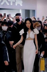 ​杨幂赵丽颖同一天出席活动，一个37岁温婉大方，一个35岁放不开