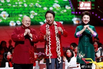 ​闫学晶晒辽视春晚造型，皮肤白皙状态优雅，再与冯巩搭档惹人期待