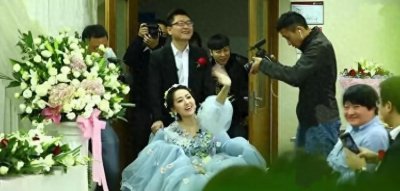 ​北京35岁女子穿婚纱出席本人的“葬礼”，去世8年，丈夫仍然未娶
