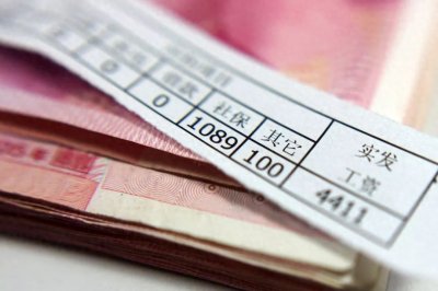 ​消防员工作苦又累，一个月能挣多少钱？老消防晒出工资单让人泪目