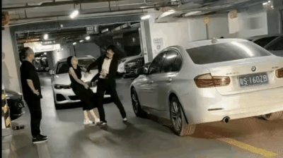 ​广东两宝马女车主打架，一方被判赔8万元，过路男子未劝架被指责