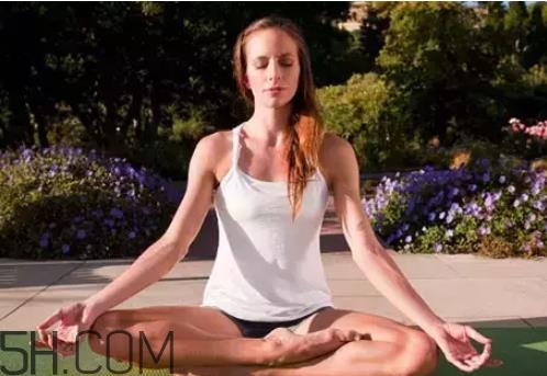 什么瑜伽丰胸效果好？睡前瑜伽动作解析