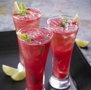 ​夏天解暑喝冷饮还是热饮，在炎热的夏天，冷饮和热饮哪一种更解暑？有何依据？