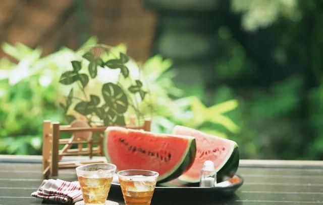 夏天解暑喝冷饮还是热饮，在炎热的夏天，冷饮和热饮哪一种更解暑？有何依据？图12