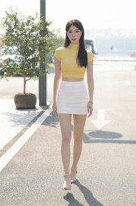 ​身姿苗条，演绎时尚之美