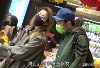 ​许志安55岁生日在家简单度过 有太太郑秀文陪着许志安笑得很开心