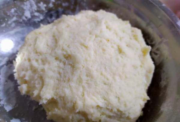 葱花油饼怎么做,葱油饼的家常做法图1