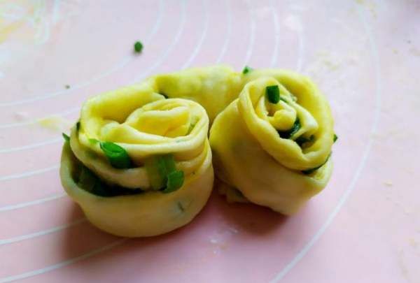 葱花油饼怎么做,葱油饼的家常做法图7
