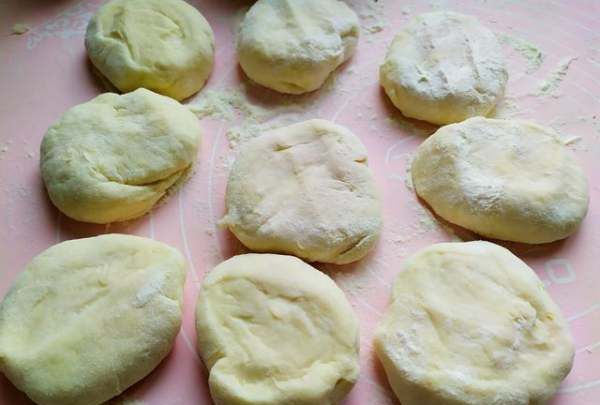 葱花油饼怎么做,葱油饼的家常做法图3