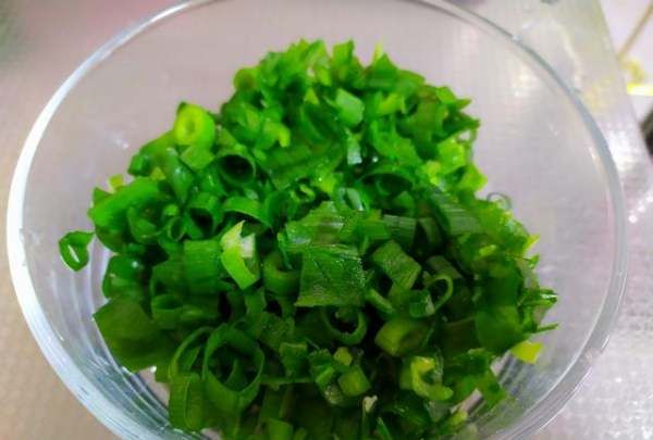 葱花油饼怎么做,葱油饼的家常做法图2