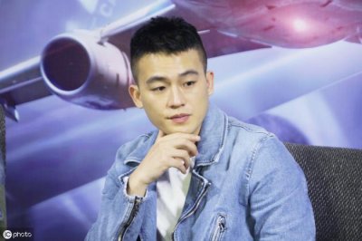 ​圆脸男生发型，圆脸男生剪什么发型比较好看