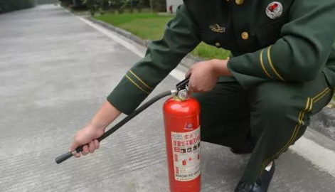 灭火器使用方法,手提式灭火器的正确使用方法是什么图3
