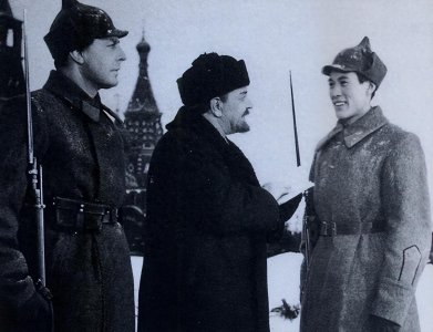 ​王劲松：因猴皮筋成名，人前演戏，背后教书的他如今怎么样了？