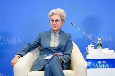 ​71岁“最美外交官”傅莹，一头白发配旗袍优雅大气，尽显东方之美