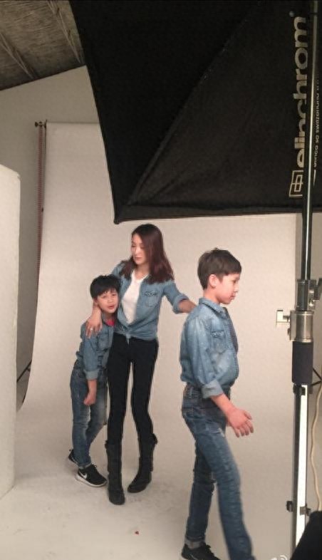 39岁“梦萍”乐珈彤身材火辣,两个帅气的儿子颜值果然不一般