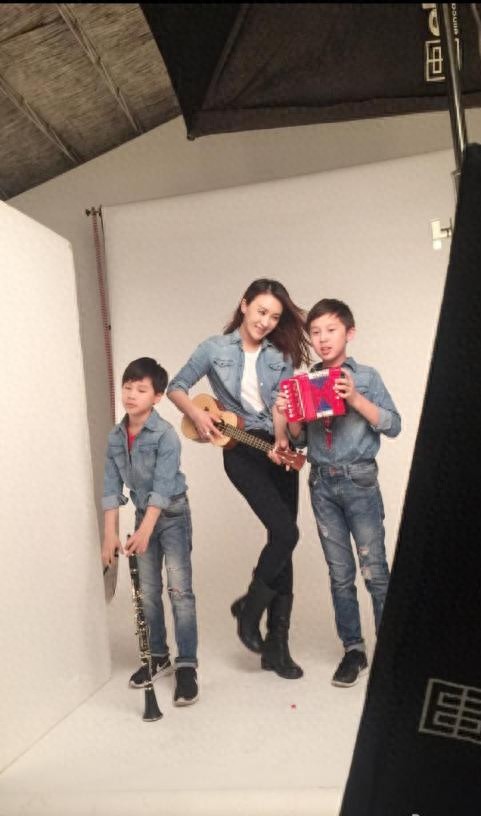 39岁“梦萍”乐珈彤身材火辣,两个帅气的儿子颜值果然不一般