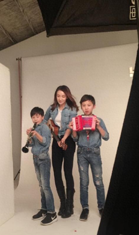 39岁“梦萍”乐珈彤身材火辣,两个帅气的儿子颜值果然不一般