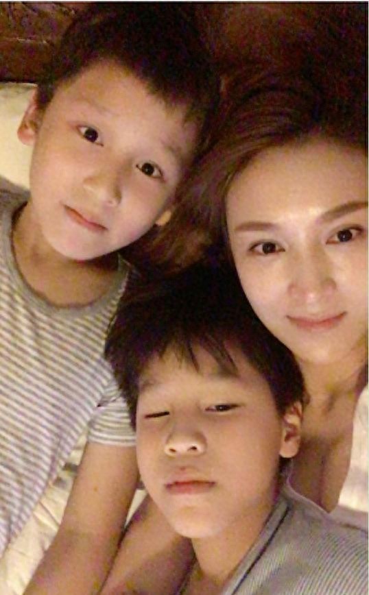 39岁“梦萍”乐珈彤身材火辣,两个帅气的儿子颜值果然不一般