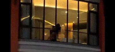 ​在酒店落地玻璃窗前做强了你(毁三观一对男女在宾馆落地窗上演大尺度“肉搏”楼