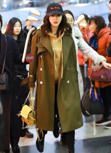 ​卫衣该怎么搭配(卫衣如何搭配好看?)