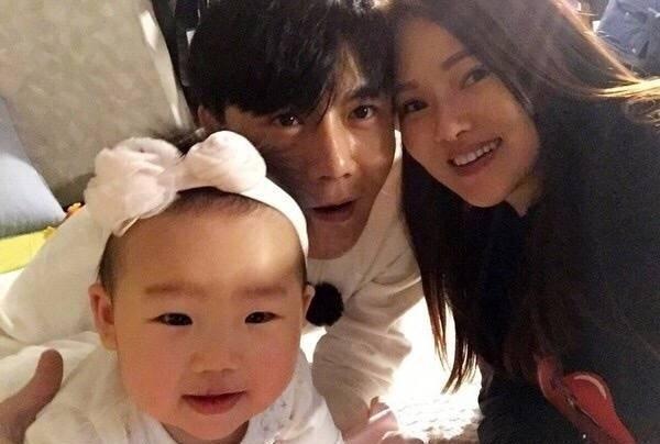 庾澄庆爱女首曝光, 一家三口幸福的模样让人称羡