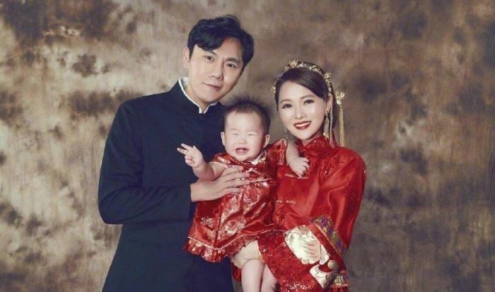 庾澄庆爱女首曝光, 一家三口幸福的模样让人称羡