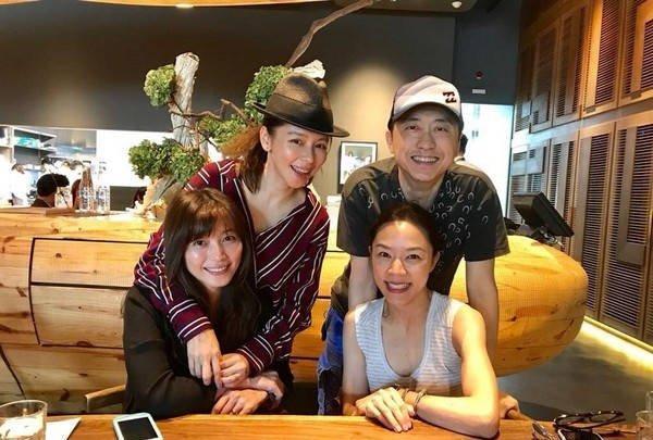 庾澄庆爱女首曝光, 一家三口幸福的模样让人称羡