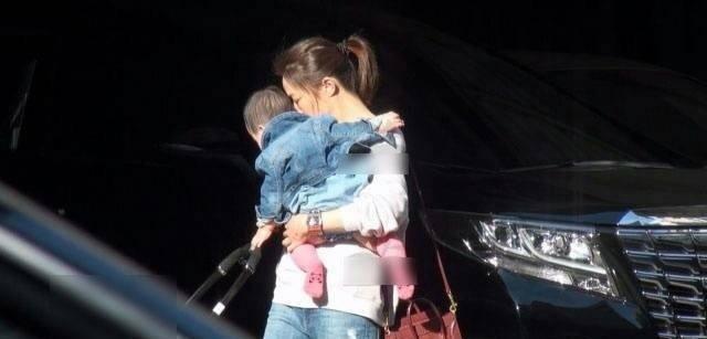 庾澄庆爱女首曝光, 一家三口幸福的模样让人称羡