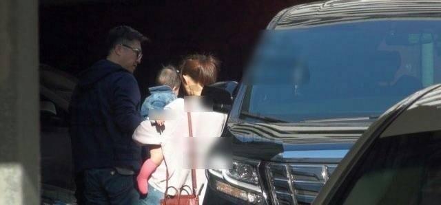 庾澄庆爱女首曝光, 一家三口幸福的模样让人称羡