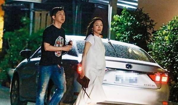 庾澄庆爱女首曝光, 一家三口幸福的模样让人称羡