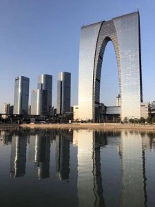 ​苏州大裤衩在哪个区域位置（苏州金鸡湖大裤衩是什么酒店）