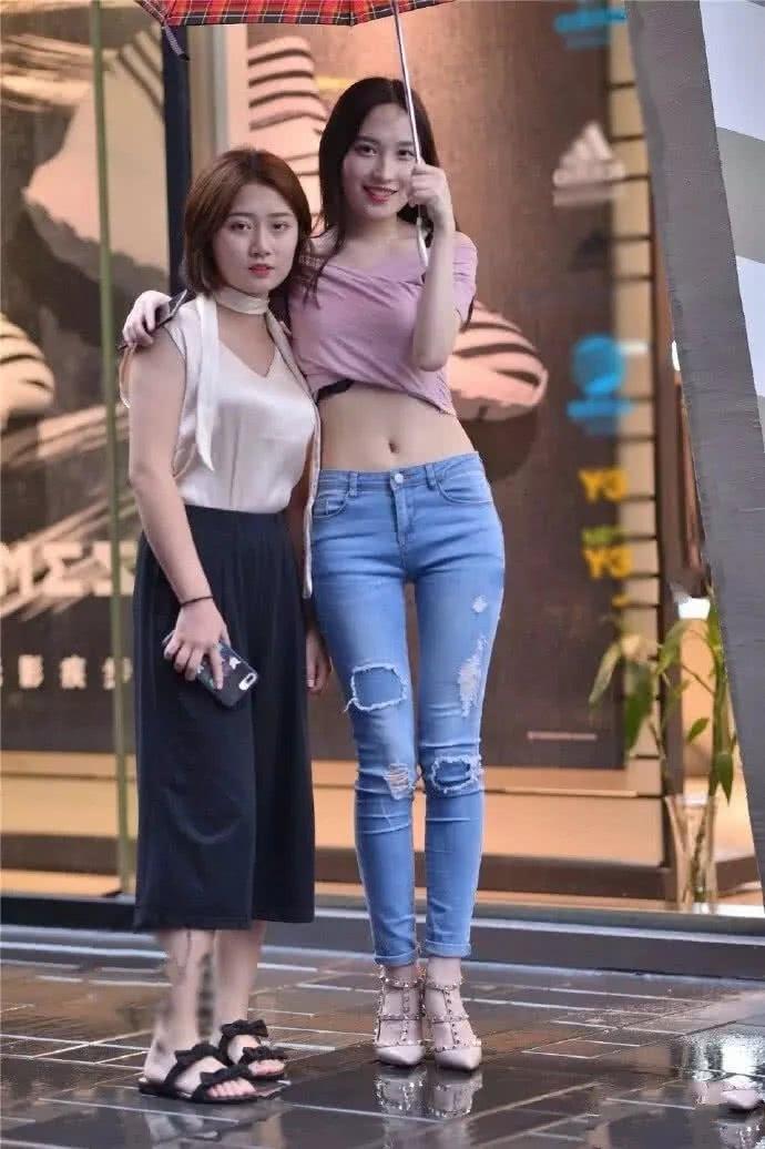街拍: 小姐姐紧身牛仔裤尽显凹凸身材, 回媚一笑却迷倒一大片