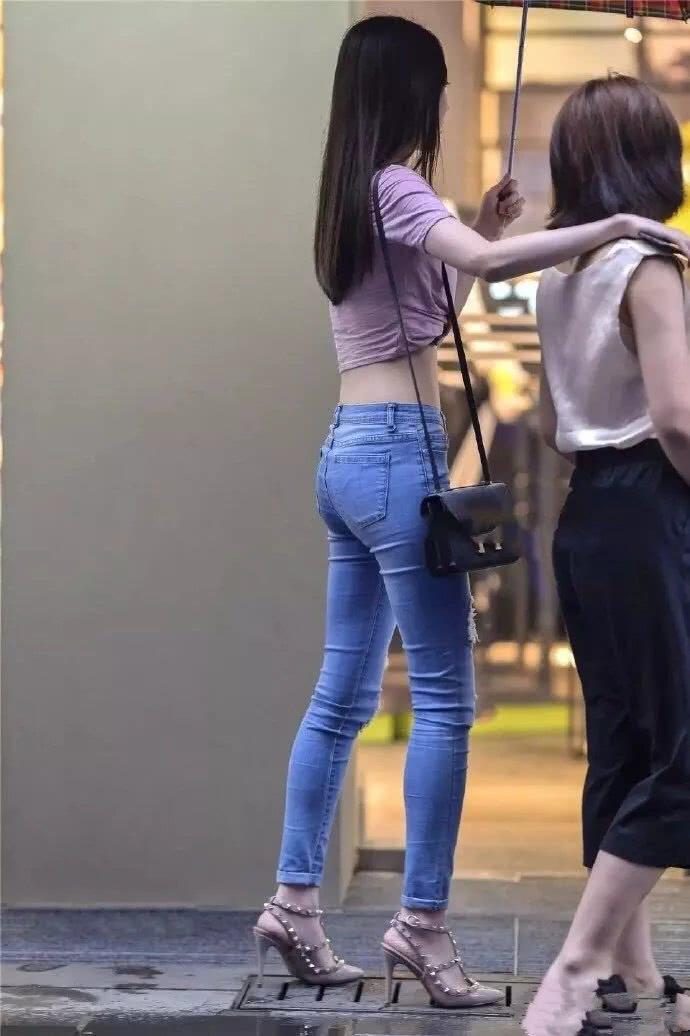 街拍: 小姐姐紧身牛仔裤尽显凹凸身材, 回媚一笑却迷倒一大片