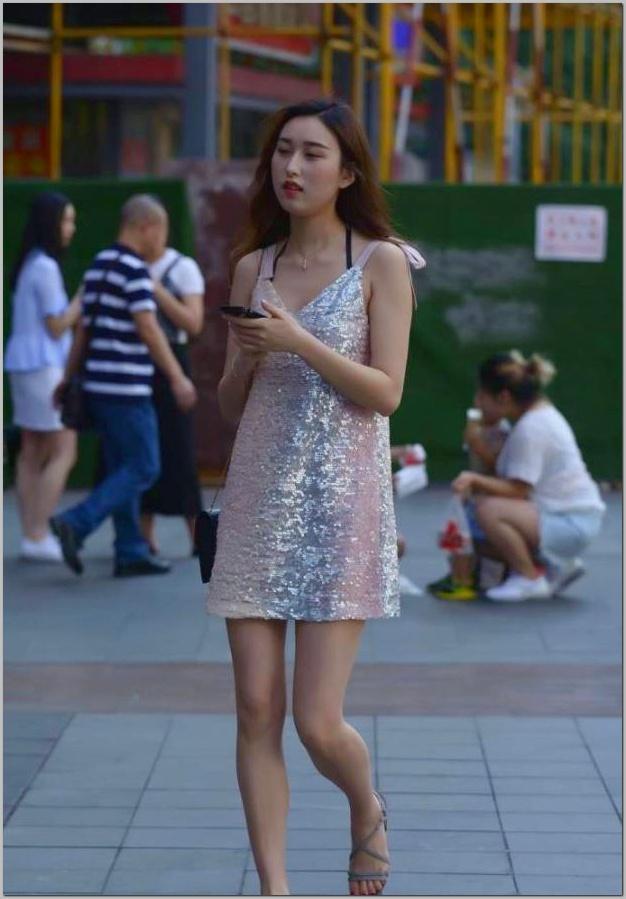 街拍:穿黑色短裤丝袜的美女,身材完美,动作也是那么迷人