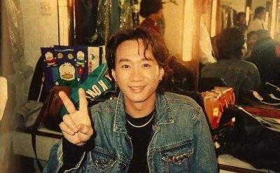 ​她是黄家驹的女友，戴了30年求婚戒指，如今56岁仍是孤身一人！