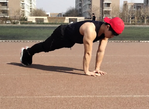 窄距俯卧撑练哪里肌肉?教你窄距俯卧撑的正确做法