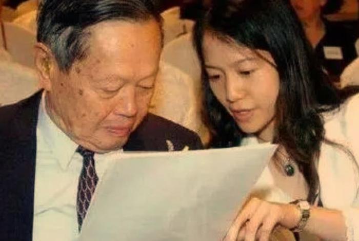 翁帆与杨振宁相差54岁，结婚11年后，翁帆说出在一起实情！