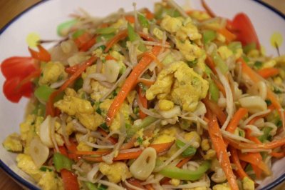 ​金针菇和青椒这样做太香了,鲜香下饭,比烫火锅还好吃 金针菇鸡蛋青椒叫什么菜