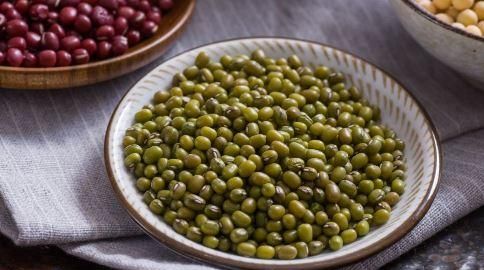 绿豆牛肉虾可以一起吃吗