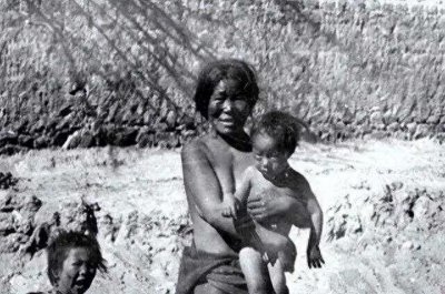 ​罕见老照片：体态丰满的新疆女人，裸着上身的西藏女奴给孩子喂奶