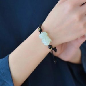 ​玉貔貅手链怎么戴正确（佩戴玉貔貅手链注意事项）