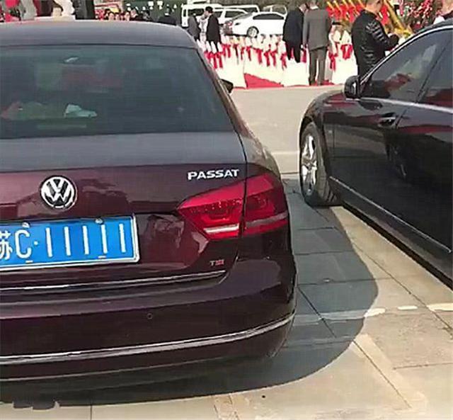 徐州豪车大聚会，车牌清一色连号，网友看后：有钱人真会玩！-