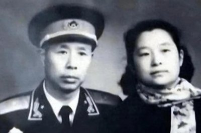 ​李成芳正在街上行走，忽然有一个人上前说：军长，你还认识我吗？