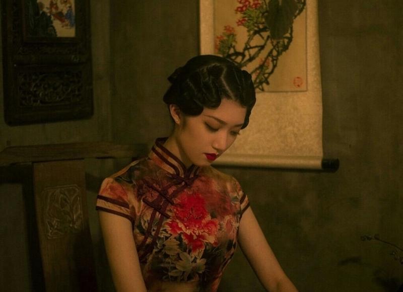 一个女人对你“有意思”，她就会用这三种方式“暗示”你