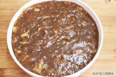 ​正宗猪肉焖子的做法 招待客人少不了猪肉焖子，制作过程都告诉您，切一切就是一