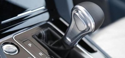 ​自动挡坡道起步如何操作（自动挡上坡起步如何防止溜车）