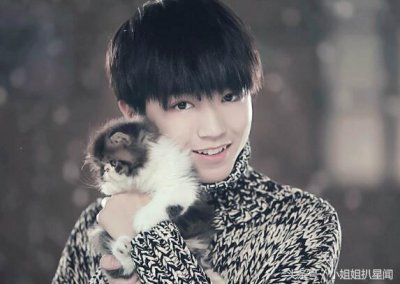 ​网红喵大仙晒王俊凯寝室还坐了他的床 直播拍照凹造型被粉丝炮轰